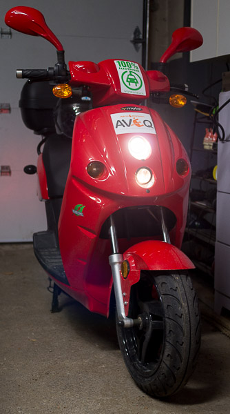Scooter électrique EM4 aux allures d'une moto sport avec moteur de 500W