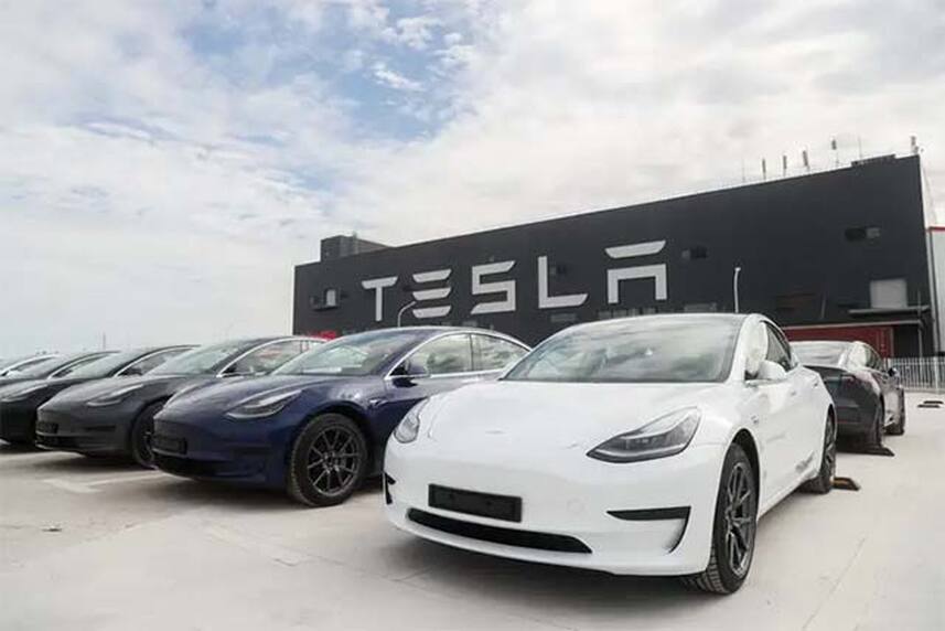 Coussin for Sale avec l'œuvre « Tesla Roadster » de l'artiste AUTO